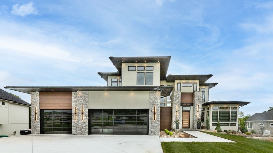 Contemporary Lakefront Masterpiece in Lake Winnebago Kansas City